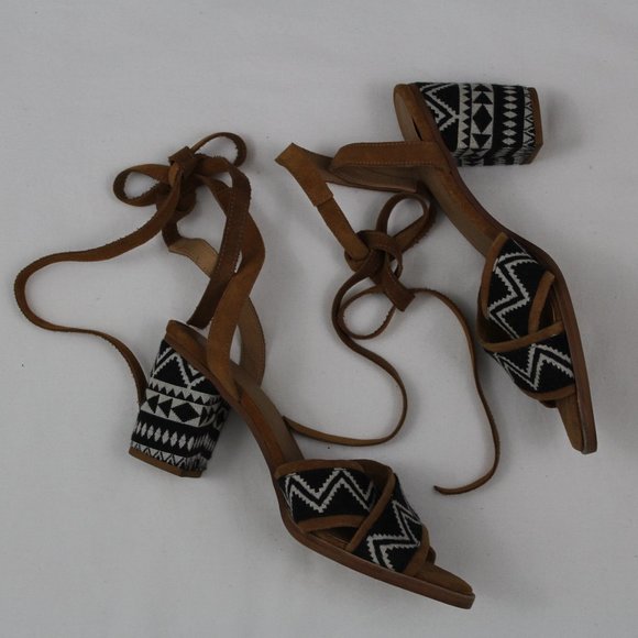 ⬇️$35 Bettye Muller Tan & Black Tie Up Sandals Shoes - Picture 1 of 16